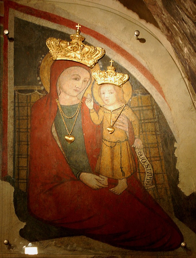 Affresco della Madonna con il Bambino, con corone dorate e dettagli ornamentali, che rappresenta una tradizione religiosa nel Santuario della Madonna del Ponte.