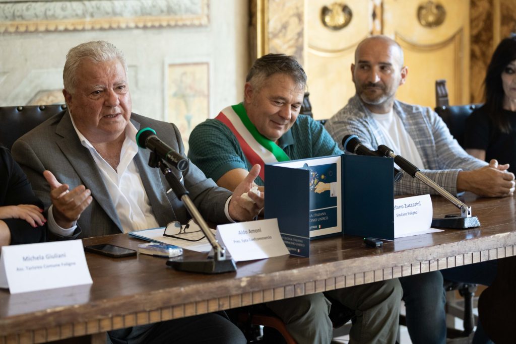Un incontro di presentazione per la 26ª edizione de I Primi d'Italia, con Aldo Amoni e Stefano Zuccarini seduti a un tavolo con microfoni e documenti.