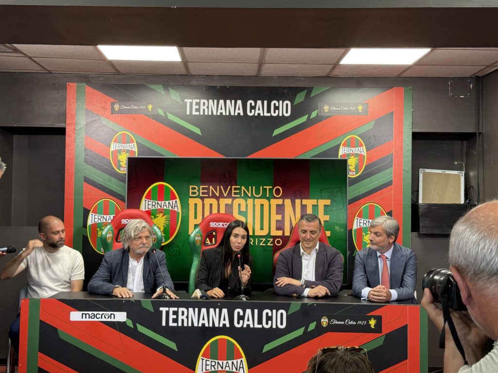 Conferenza stampa di Claudia Rizzo come presidente della Ternana Calcio, con Massimo Ferrero, Carlo Mammarella e altri membri dello staff.