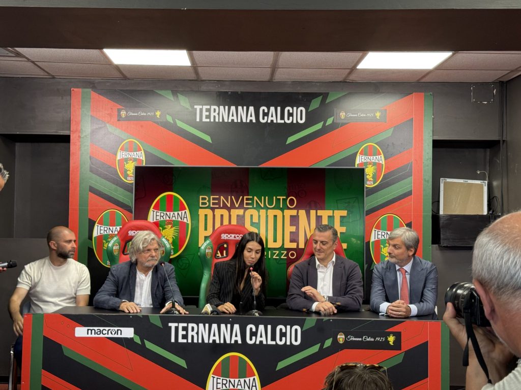 Conferenza stampa di Claudia Rizzo come presidente della Ternana Calcio, affiancata da Massimo Ferrero e altri membri dello staff.