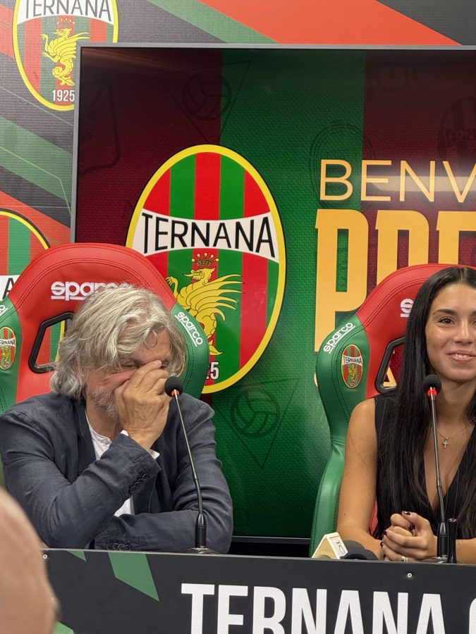 Conferenza stampa con Claudia Rizzo, nuova presidente, e Massimo Ferrero, con logo Ternana sullo sfondo.