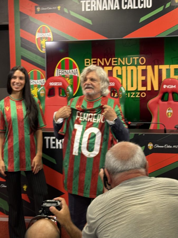 Claudia Rizzo, nuova presidente della Ternana Calcio, presenta una maglietta con il numero 10 mentre Massimo Ferrero la sostiene, in una conferenza stampa di benvenuto.