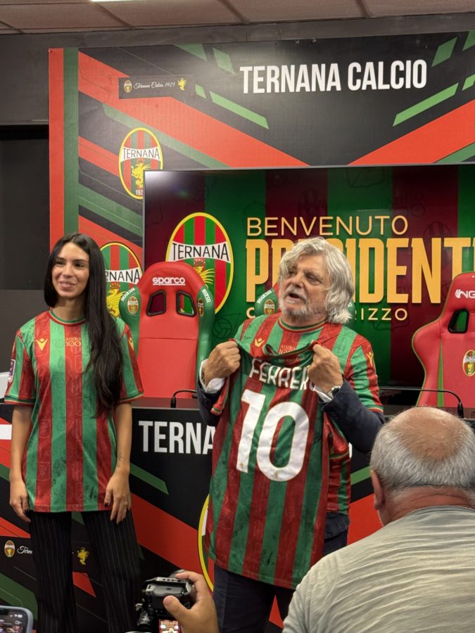 Massimo Ferrero in una conferenza stampa con la presidente Claudia Rizzo, indossando una maglietta della Ternana con il numero 10.