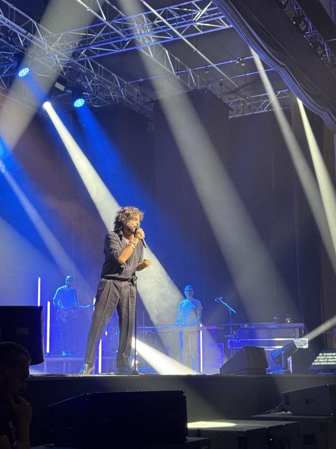 Francesco Renga si esibisce sul palco del PalaTerni, circondato da luci e con un pubblico visibilmente emozionato.