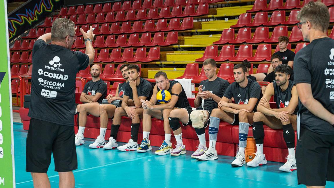 Angelo LORENZETTI e Massimiliano GIACCARDI durante Sir Susa Scai Perugia, allenamento presso PalaBartonEnergy Perugia IT, 19 agosto 2025. [foto_ID: 20250819_MB67533] Foto: Michele Benda