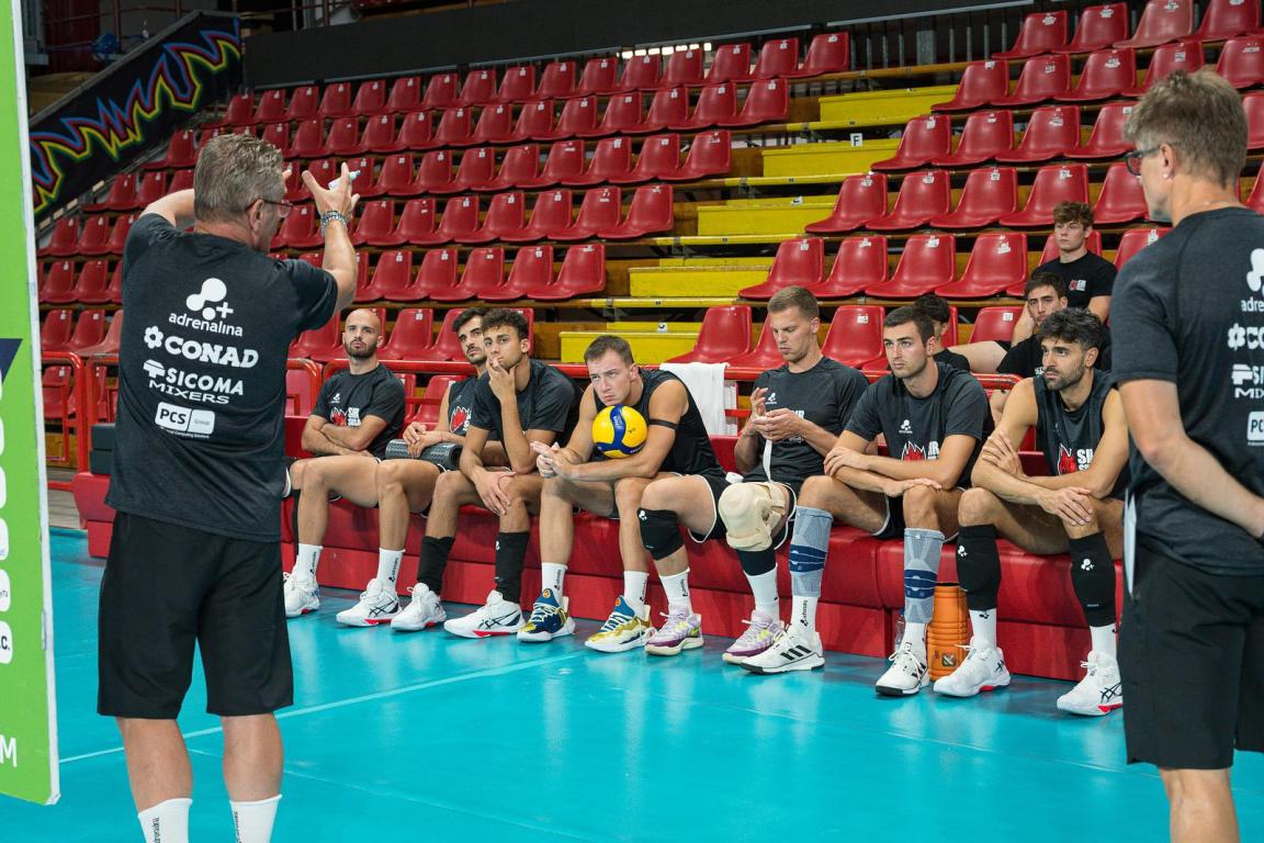 Angelo LORENZETTI e Massimiliano GIACCARDI durante Sir Susa Scai Perugia, allenamento presso PalaBartonEnergy Perugia IT, 19 agosto 2025. [foto_ID: 20250819_MB67533] Foto: Michele Benda