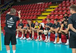 Angelo LORENZETTI e Massimiliano GIACCARDI durante Sir Susa Scai Perugia, allenamento presso PalaBartonEnergy Perugia IT, 19 agosto 2025. [foto_ID: 20250819_MB67533] Foto: Michele Benda