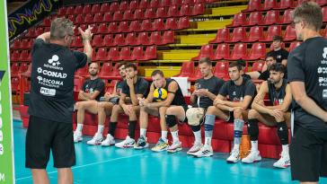 Angelo LORENZETTI e Massimiliano GIACCARDI durante Sir Susa Scai Perugia, allenamento presso PalaBartonEnergy Perugia IT, 19 agosto 2025. [foto_ID: 20250819_MB67533] Foto: Michele Benda