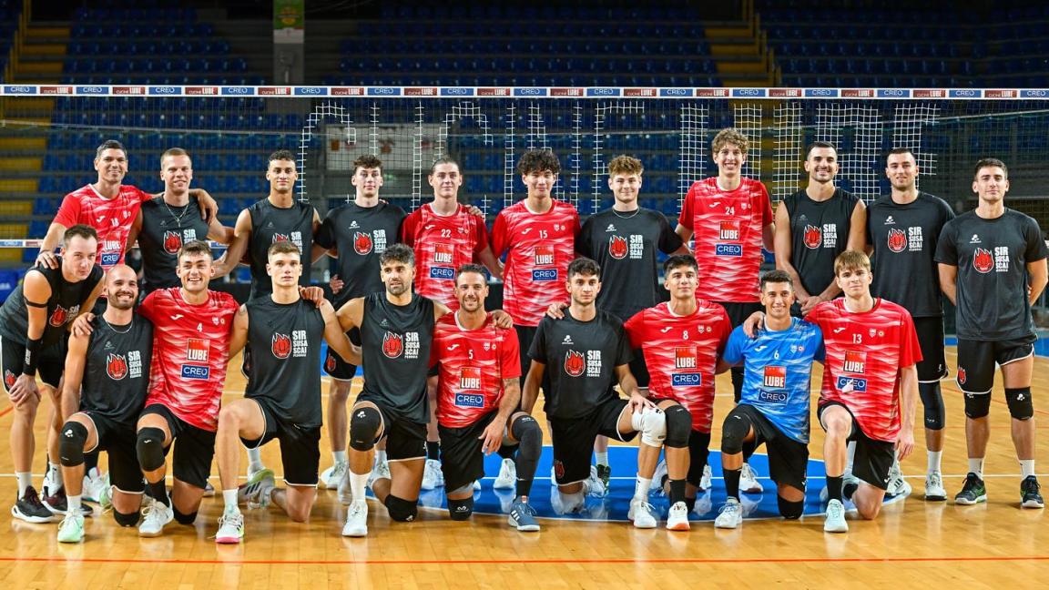 Foto di gruppo finale durante Cucine Lube CIVITANOVA vs Sir Susa Scai PERUGIA, amichevole | Superlega Credem Banca, Pallavolo Maschile, Volley, Men's Volleyball presso EurosuoleForum Civitanova Marche IT, 17 settembre 2025. [foto_ID: 20250917_MB65966-Pano] Foto: Michele Benda
