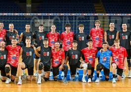 Foto di gruppo finale durante Cucine Lube CIVITANOVA vs Sir Susa Scai PERUGIA, amichevole | Superlega Credem Banca, Pallavolo Maschile, Volley, Men's Volleyball presso EurosuoleForum Civitanova Marche IT, 17 settembre 2025. [foto_ID: 20250917_MB65966-Pano] Foto: Michele Benda