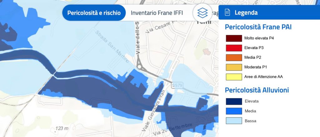 Mappa del rischio di frane e alluvioni, con diverse zone colorate che rappresentano i vari livelli di pericolosità.