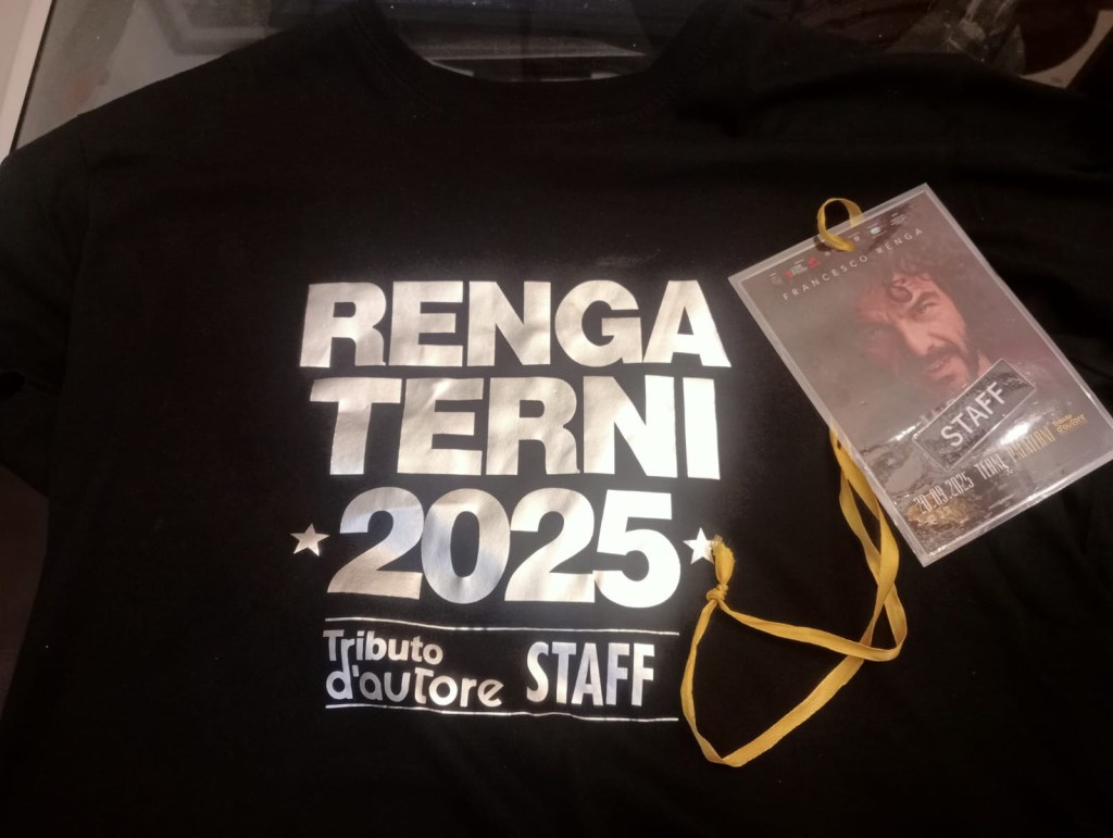 Maglietta nera con scritta argentata "RENGA TERN 2025 Tributo d'autore STAFF" e un badge del personale con il nome di Francesco Renga.