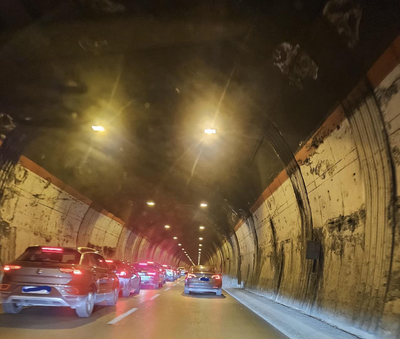 Fila in una galleria del raccordo (foto di repertorio)