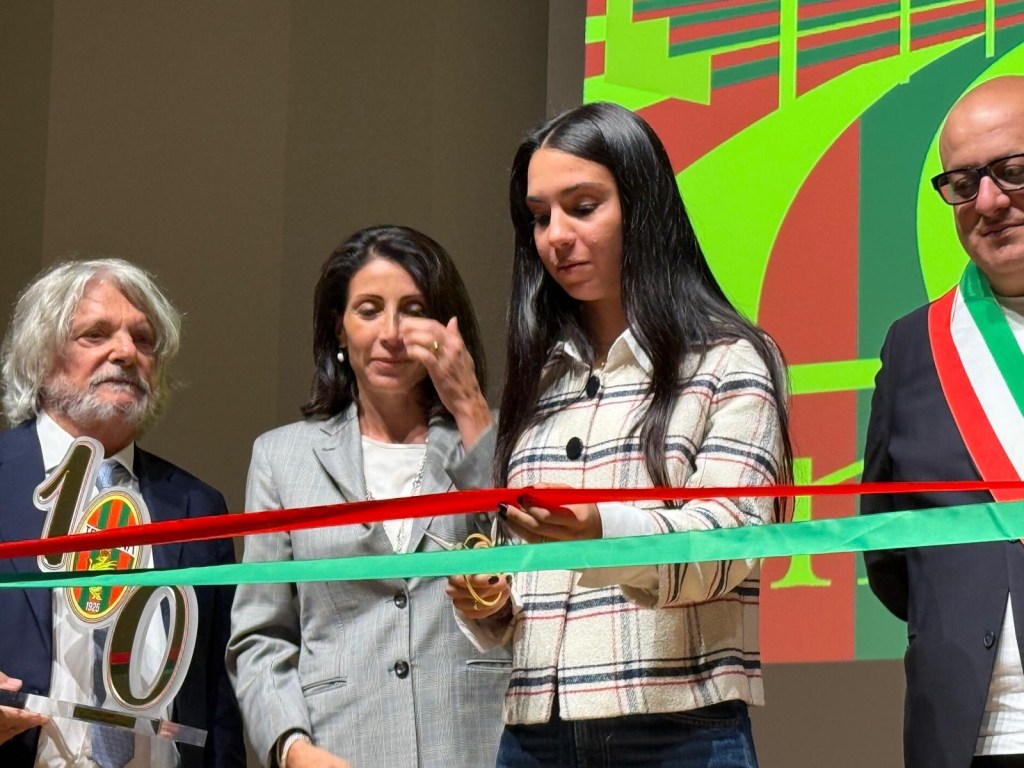 Cerimonia di apertura per i 100 anni della Ternana Calcio, con il taglio del nastro da parte della presidente Claudia Rizzo e altri ospiti.
