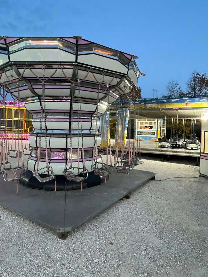 Giostre del luna park allestite al centro fiere di Montecastrilli, tra cui una giostra aeree con sedili sospesi.