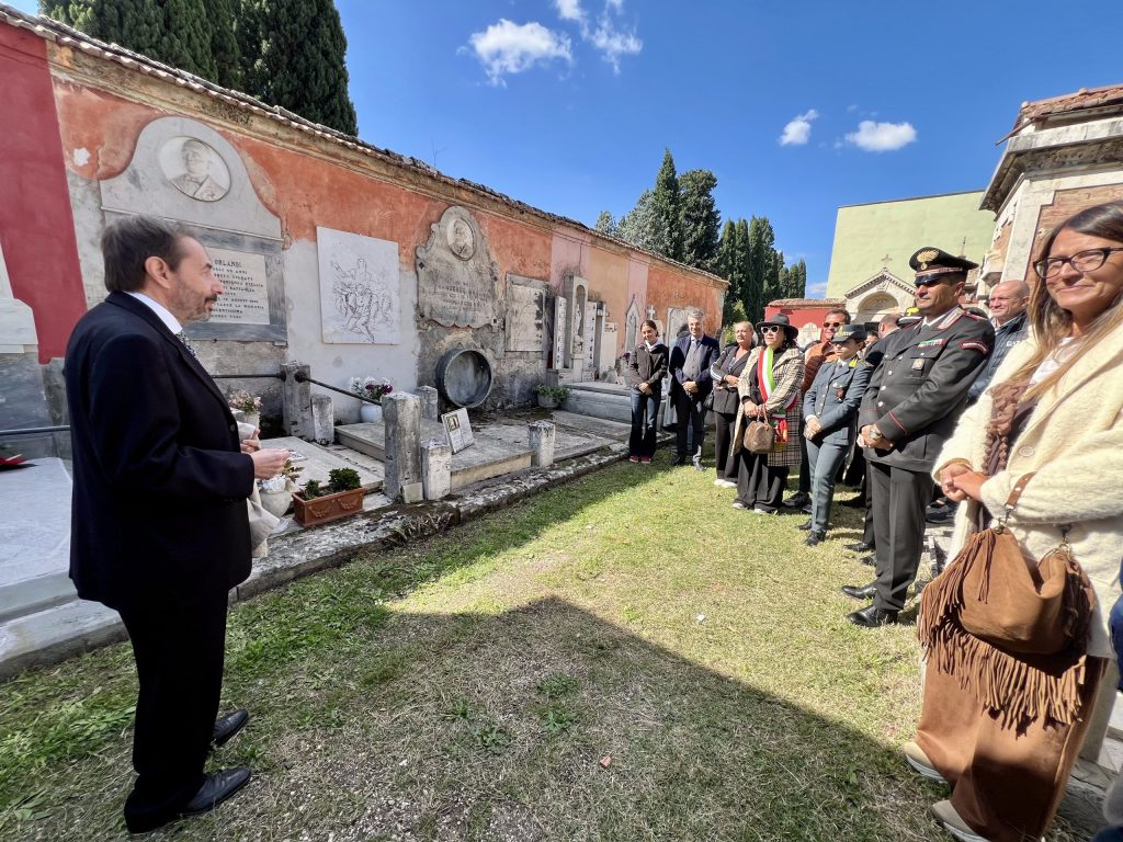 Cerimonia di inaugurazione del restauro della tomba di Giulio Briccialdi al cimitero di Terni, con un gremito pubblico e rappresentanti delle istituzioni presenti.