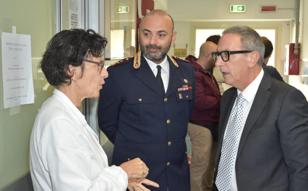 Un momento della raccolta di sangue all'Ospedale Santa Maria, con rappresentanti della Polizia di Stato di Terni in conversazione con un medico e un altro individuo.