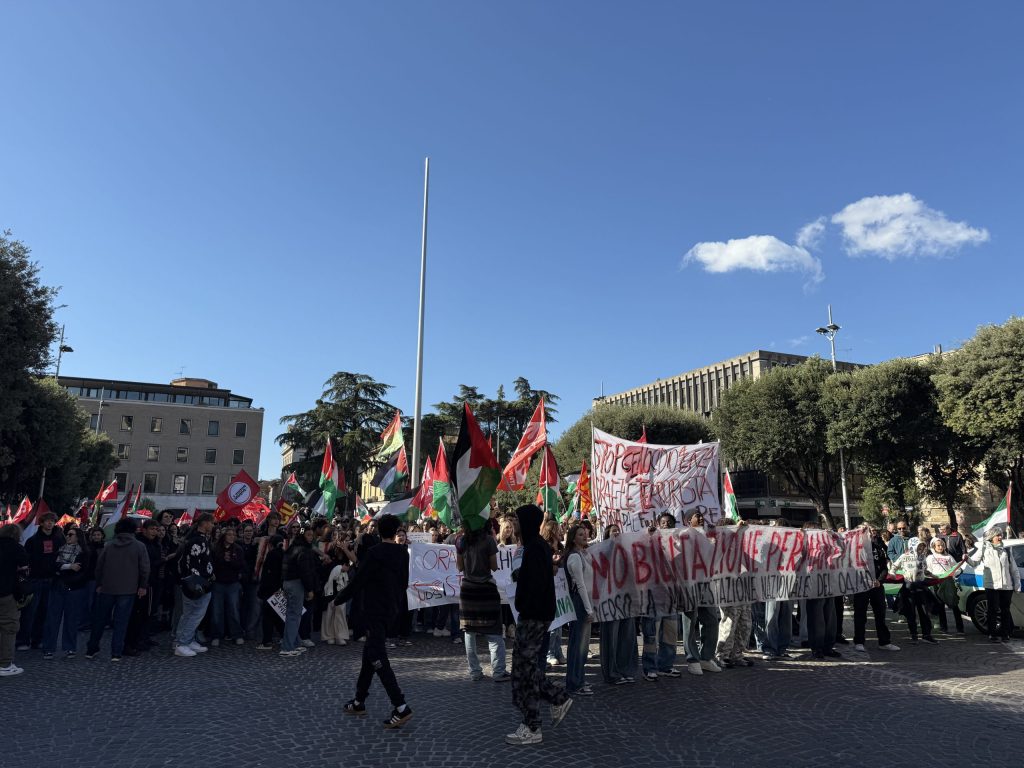 Corteo di manifestanti in Terni con bandiere palestinesi e striscioni contro il genocidio, in una mattina di protesta per sostenere la Palestina.