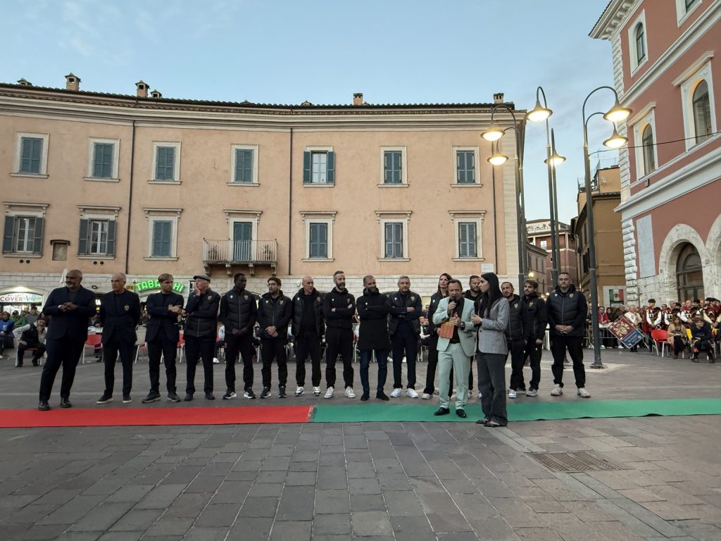 Un evento di celebrazione con la squadra della Ternana in piazza della Repubblica, con i giocatori e membri dello staff presentati durante la serata.