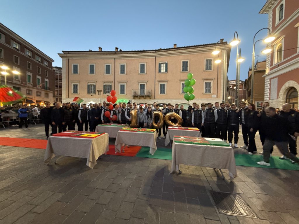La squadra della Ternana festeggia in piazza della Repubblica con decorazioni e palloncini, mentre i giocatori e lo staff sono riuniti per commemorare la vittoria.