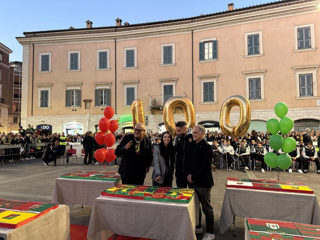 Celebrazione della Ternana in piazza della Repubblica, con squadre, staff e dirigenti in festa. Presenti palloncini e decorazioni, tra cui il numero 100 in oro.