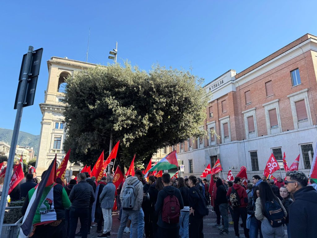 Manifestazione a Terni con persone che tengono in mano bandiere della CGIL e della Palestina, riunite in piazza per protestare in solidarietà con il popolo palestinese.
