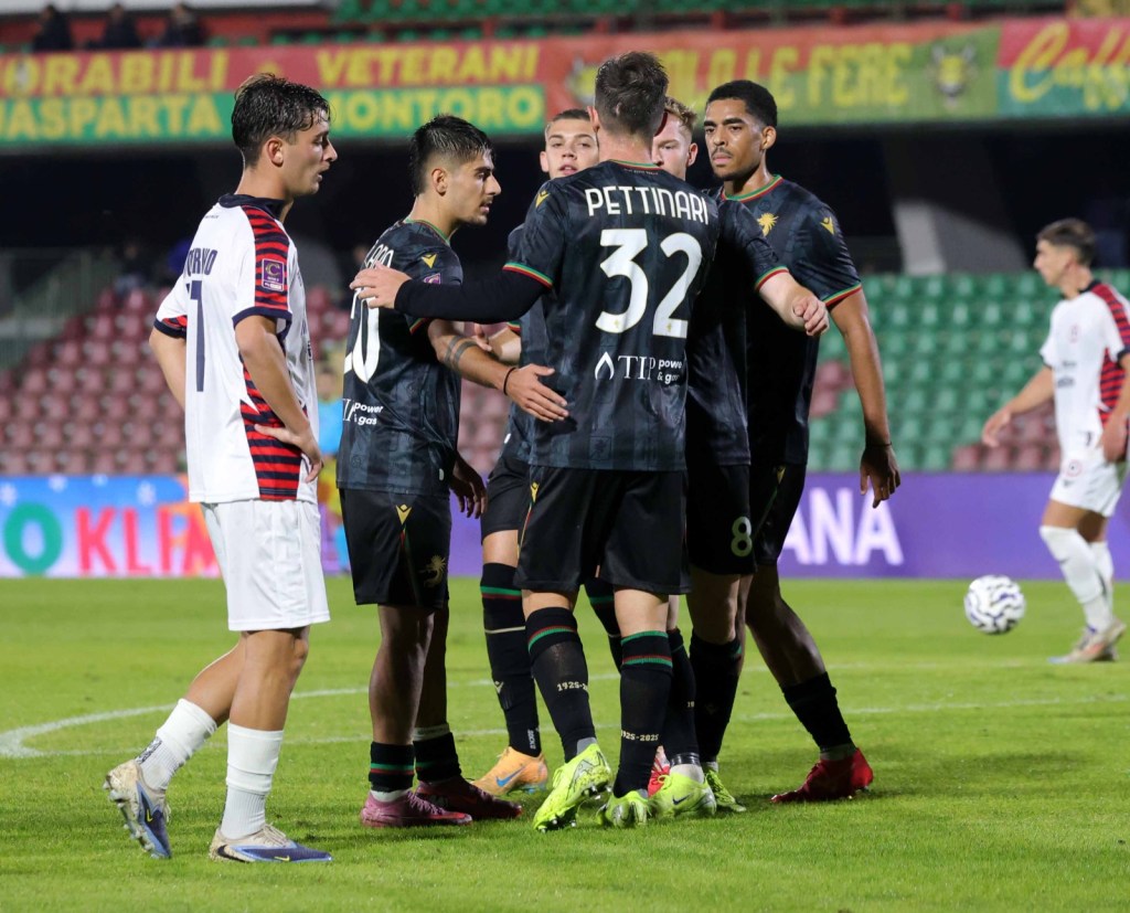 Giocatori della Ternana in momenti di celebrazione dopo un gol, sul campo di gioco con il logo della squadra visibile nello sfondo.