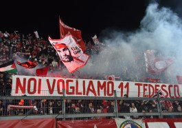 Perugia-Livorno Lo striscione dei tifosi del Grifo 7oz.-RIPRODUZIONE VIETATA