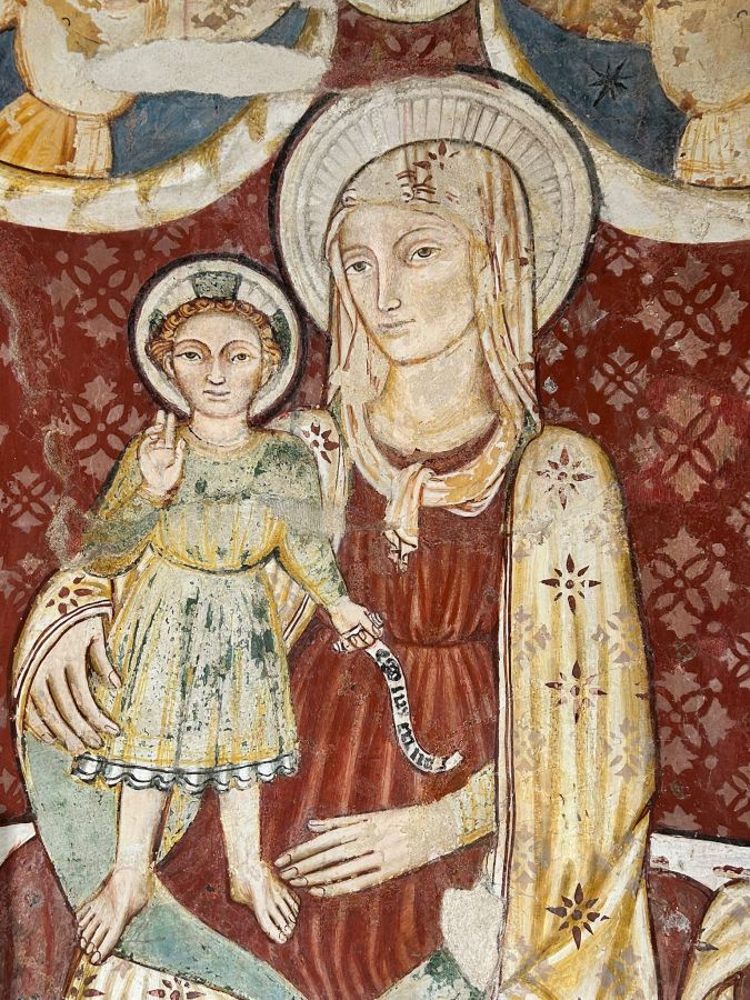 Affresco che rappresenta la Madonna con il Bambino, con dettagli ornamentali sullo sfondo.