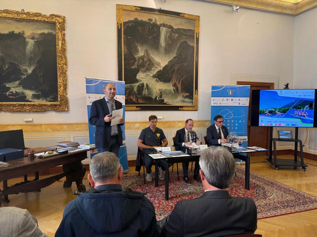 Un evento commemorativo dedicato alla sostenibilità, con relatori e una presentazione visuale.