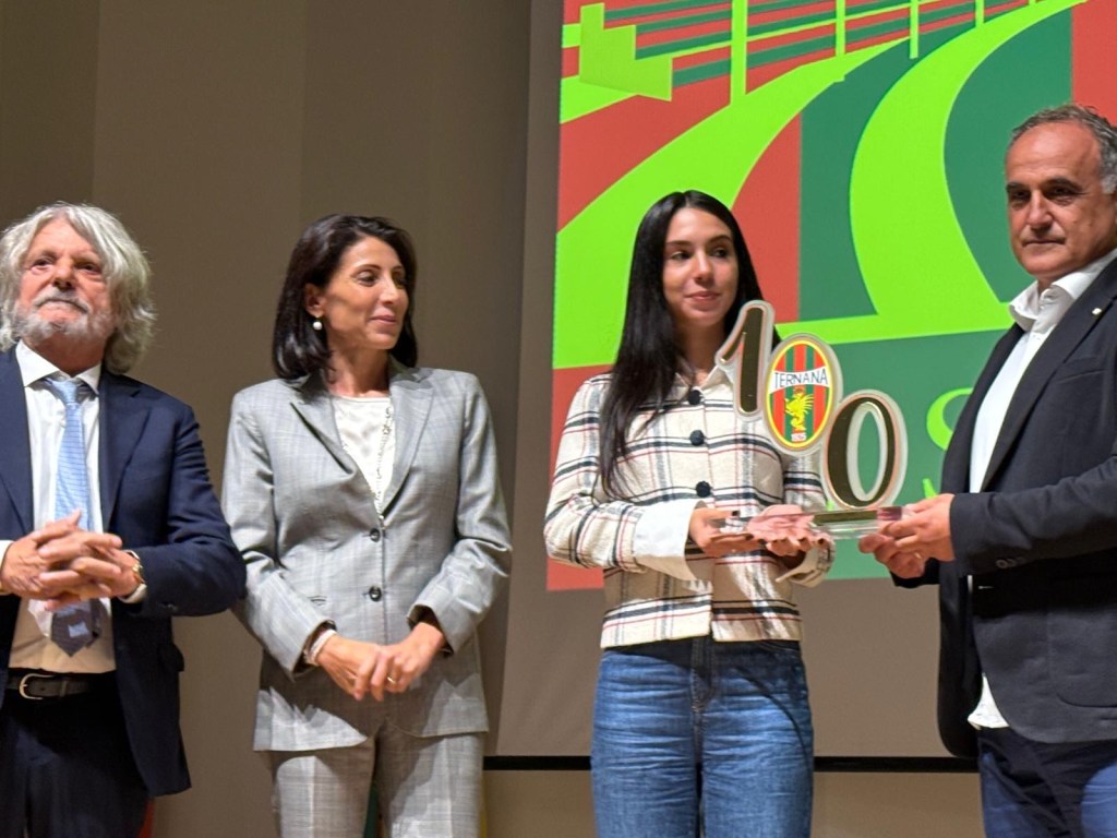 Cerimonia per il centenario della Ternana Calcio, con la presidente Claudia Rizzo e ospiti che presentano un trofeo commemorativo.