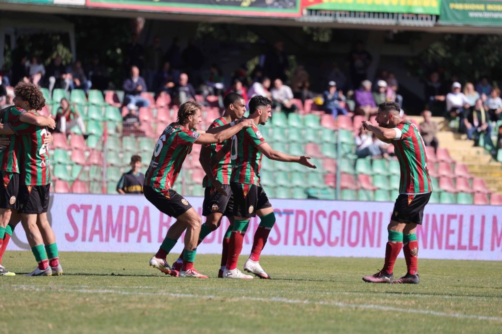 Giocatori della Ternana celebrano un gol durante una partita, con il pubblico sugli spalti.
