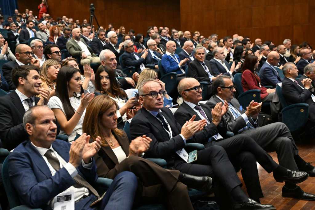 Una folla di partecipanti applaude durante l'Assemblea Generale di Confindustria Umbria al Teatro Lyrick di Assisi.
