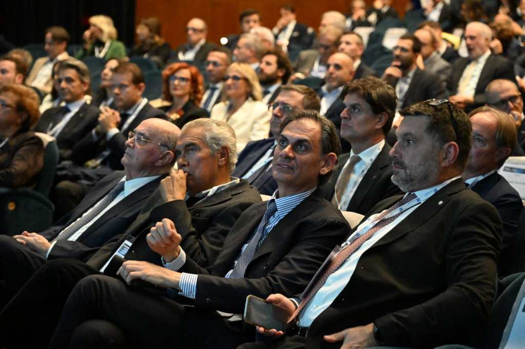 Un gruppo di persone sedute in un auditorium durante l'Assemblea Generale di Confindustria Umbria, osservando attentamente l'evento.