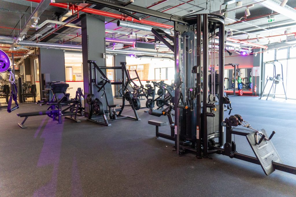 Interno della palestra Levelfit, con attrezzature per l'allenamento e un'illuminazione moderna.