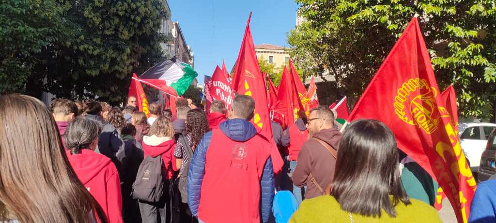 Manifestazione a Terni con persone che sfilano portando bandiere palestinesi e rosse, in segno di solidarietà con il popolo palestinese.