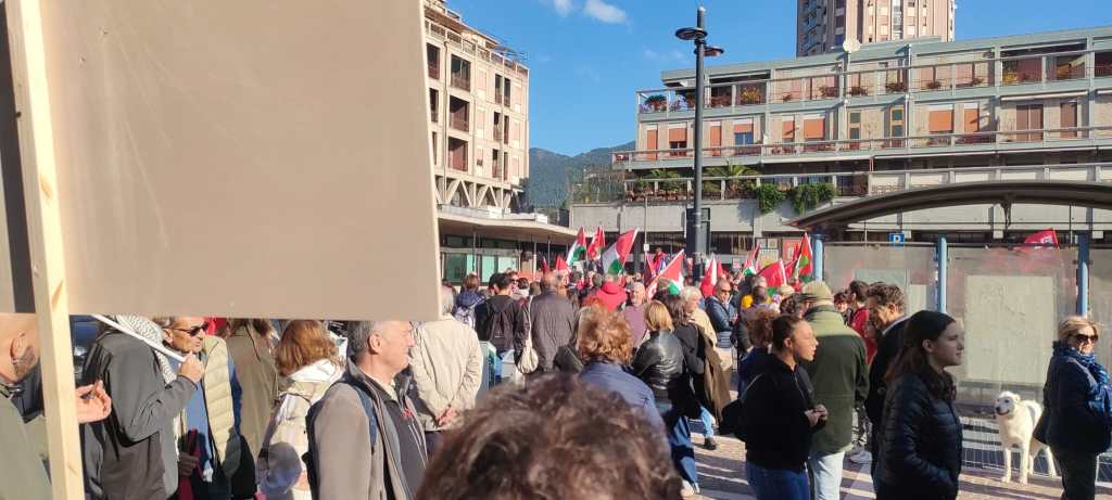 Manifestazione di protesta a Terni, con un gruppo di persone riunite in piazza, sventolando bandiere della Palestina e della CGIL.