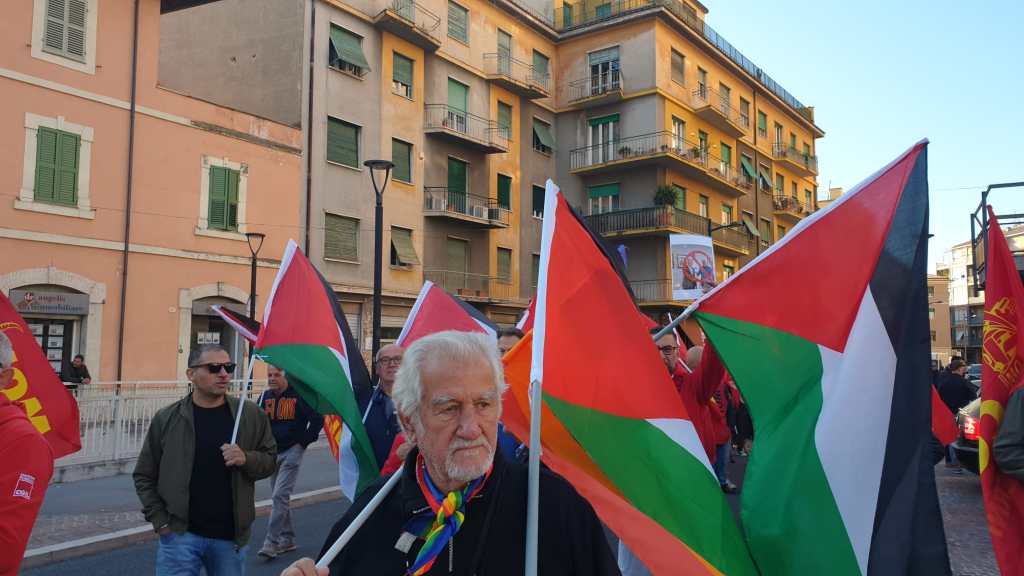 Manifestazione a Terni con partecipanti che sventolano bandiere palestinesi e della CGIL in solidarietà con il popolo palestinese.
