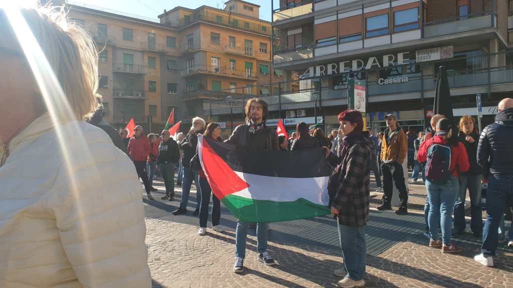 Manifestazione a Terni con partecipanti che sventolano bandiere palestinesi in segno di solidarietà.