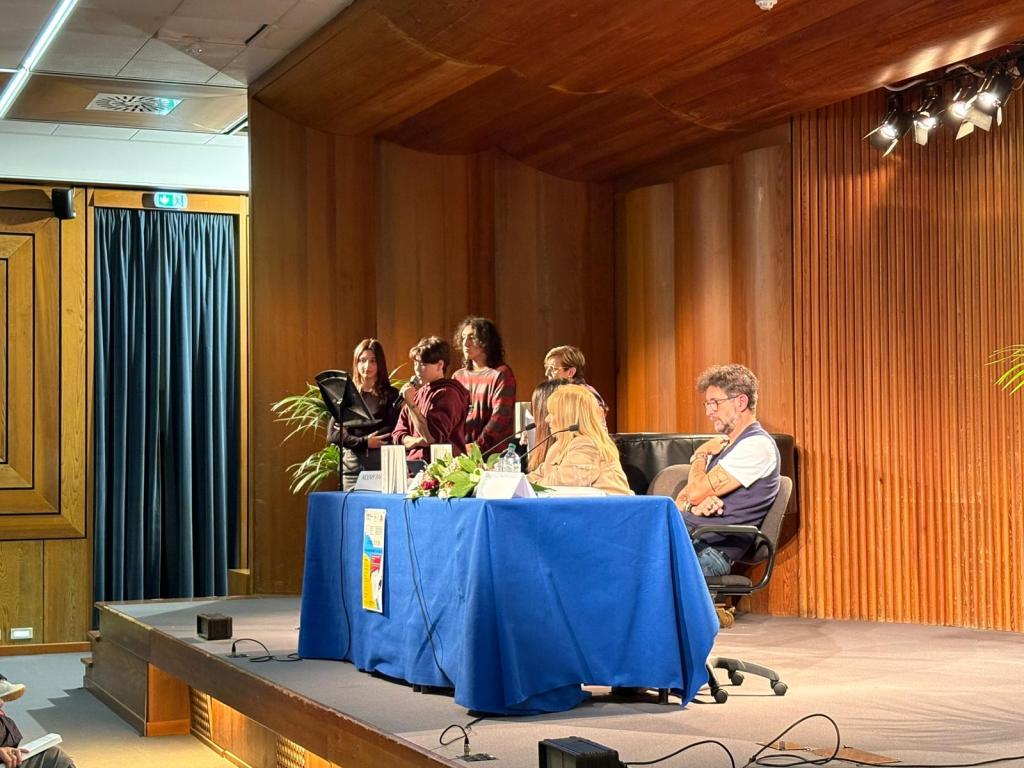 Cerimonia di consegna della borsa di studio "La Dante" a Flaminia Desantis, durante l'evento "Il mondo tra le righe" nella sala blu di Palazzo Gazzoli a Terni.