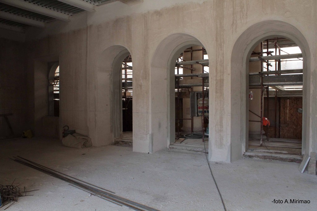 Interno del cantiere con archi e impalcature, lavori in corso per il restauro del Verdi a Terni.