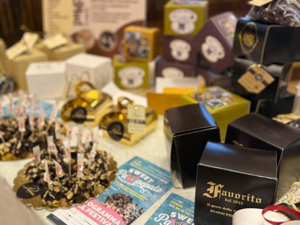 Tavolo con dolci tipici e confezioni del Pampepato a Terni, durante la manifestazione Sweet Pampepato.
