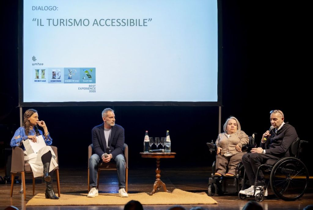Un panel di esperti discute il tema del turismo accessibile durante l'evento 'Umbre Best Experience 2025' al Teatro degli Illuminati.
