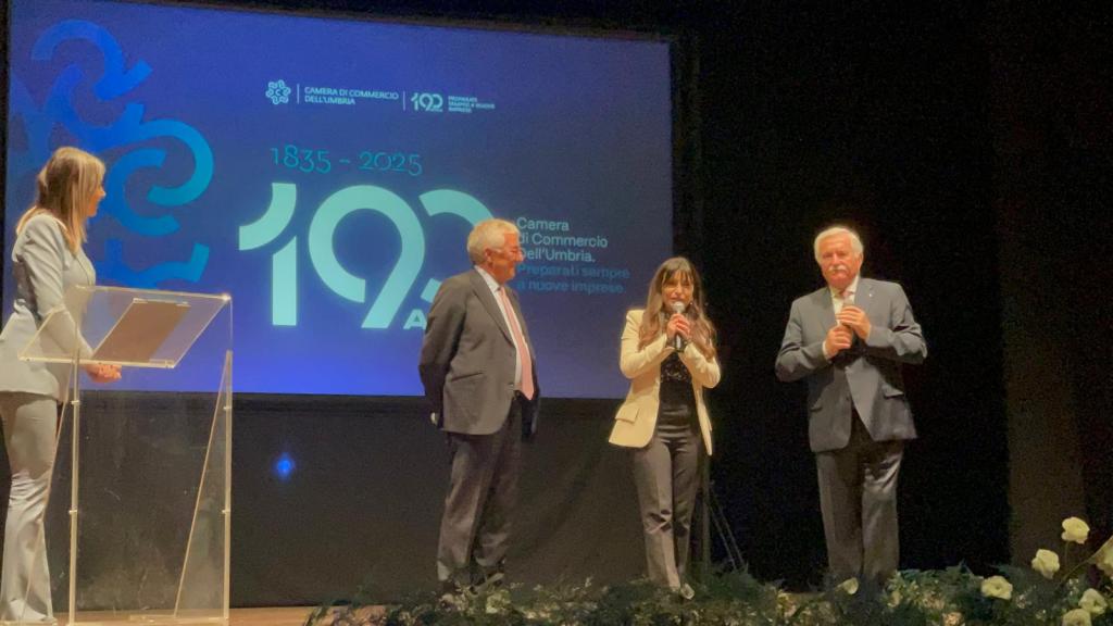 Un momento della cerimonia per il 190° anniversario della Camera di Commercio dell'Umbria, con relatori sul palco che discutono e celebrano l'importanza del lavoro e dell'impegno imprenditoriale.