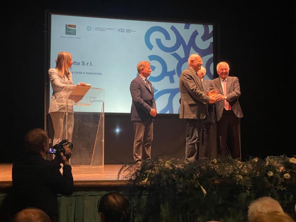 Cerimonia di premiazione con imprenditori e rappresentanti istituzionali sul palco del Teatro del Pavone a Perugia, per il 190° anniversario della Camera di commercio dell'Umbria.