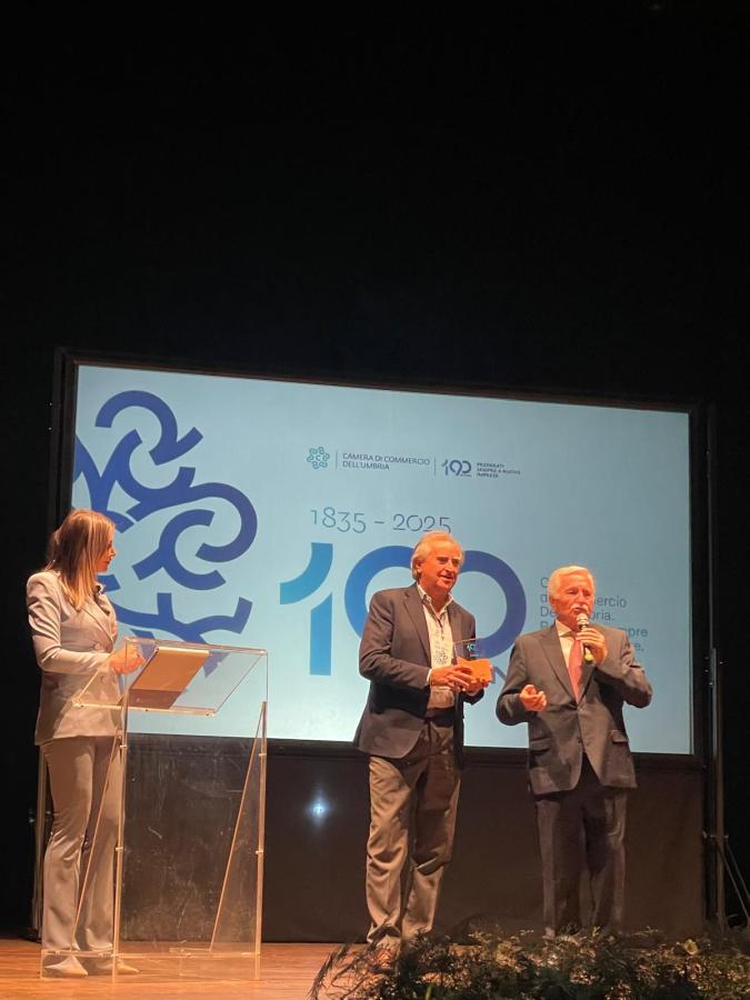 Cerimonia di premiazione con relatori al teatro del Pavone di Perugia, celebrando i 190 anni della Camera di commercio dell'Umbria.