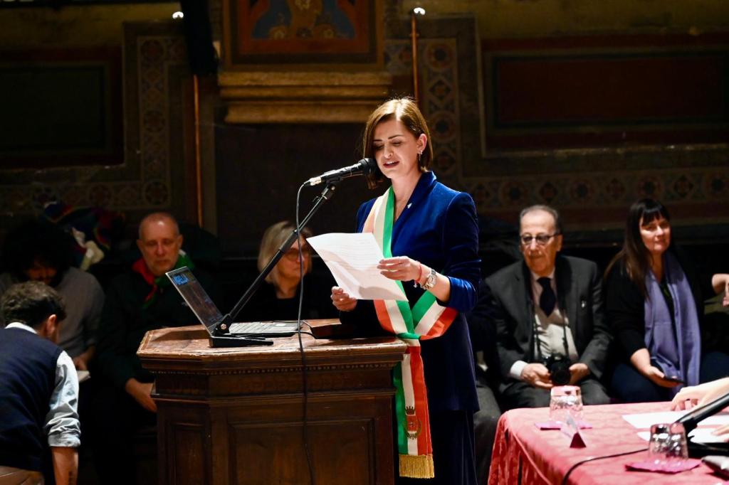La sindaca di Perugia Vittoria Ferdinandi durante un discorso di conferimento della cittadinanza onoraria a Mirella Alloisio nella Sala dei Notari di Palazzo dei Priori.