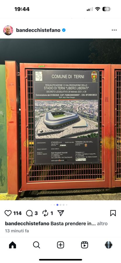 Un cartello informativo che annuncia la riqualificazione e valorizzazione dello stadio di Terni. Mostra un'illustrazione del progetto e dettagli riguardanti il permesso e la convenzionamento.