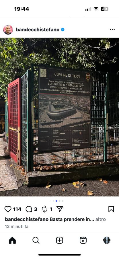 Insegna del Comune di Terni che presenta il progetto di riqualificazione dello stadio di Terni, posizionata dietro una recinzione.