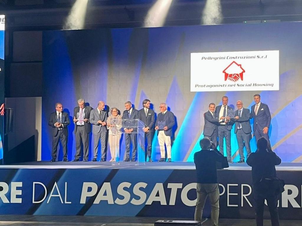 Cerimonia di premiazione presso Confindustria a Bastia Umbra, con partecipazione di vari imprenditori e presentazione di riconoscimenti per le aziende che celebrano 50 e 75 anni di associazione.